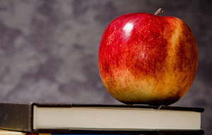 ett äpple som ligger på en bok